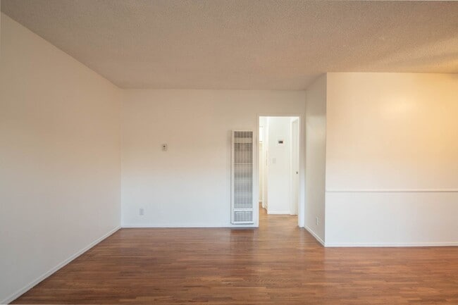15033 Burbank Blvd, Unit 05 in Los Angeles, CA - Building Photo - Building Photo