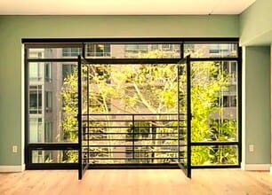 1111 S Grand Ave in Los Angeles, CA - Building Photo - Building Photo