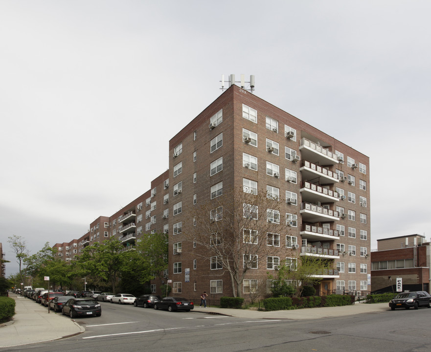 Saunders Court in Rego Park, NY - Foto de edificio