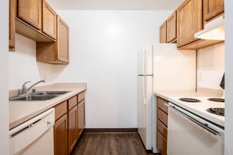 CANTERBURY COURT APARTMENTS in Sun Prairie, WI - Foto de edificio - Interior Photo