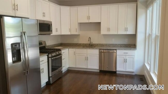 2044 Beacon St, Unit 2 in Newton, MA - Foto de edificio - Building Photo