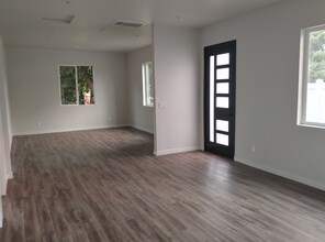 1332 Evergreen St in Burbank, CA - Foto de edificio - Building Photo