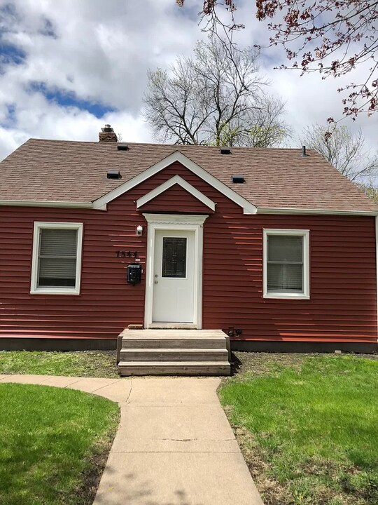 7544 Nicollet Ave in Minneapolis, MN - Foto de edificio