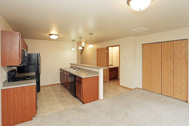 Benson Village Townhomes in Sioux Falls, SD - Building Photo - Interior Photo