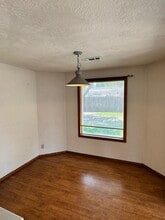 1595 Saratoga Dr in Medford, OR - Building Photo - Building Photo