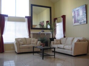 1919 Barton Way in Hayward, CA - Foto de edificio - Building Photo