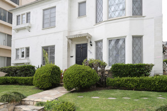 133 S Reeves Dr in Beverly Hills, CA - Foto de edificio - Building Photo