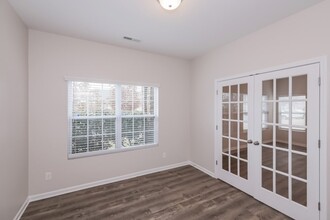 8005 Donet Terrace Dr in Charlotte, NC - Foto de edificio - Building Photo
