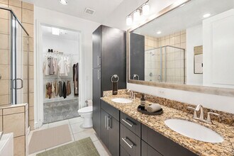 2566 Richmond Ave. in Houston, TX - Building Photo - Building Photo