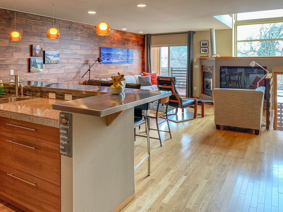 1307 Wasco St in Hood River, OR - Building Photo