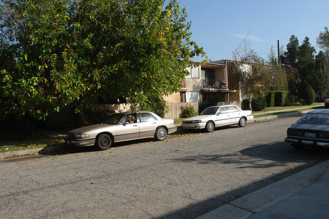 10404 Parr Ave in Sunland, CA - Foto de edificio - Building Photo