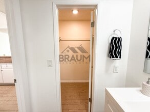 6612 Sylmar Ave in Los Angeles, CA - Foto de edificio - Building Photo