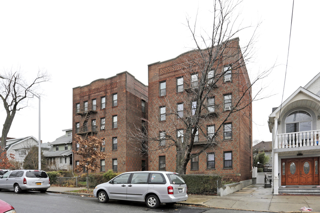 42-35 159th St in Flushing, NY - Building Photo