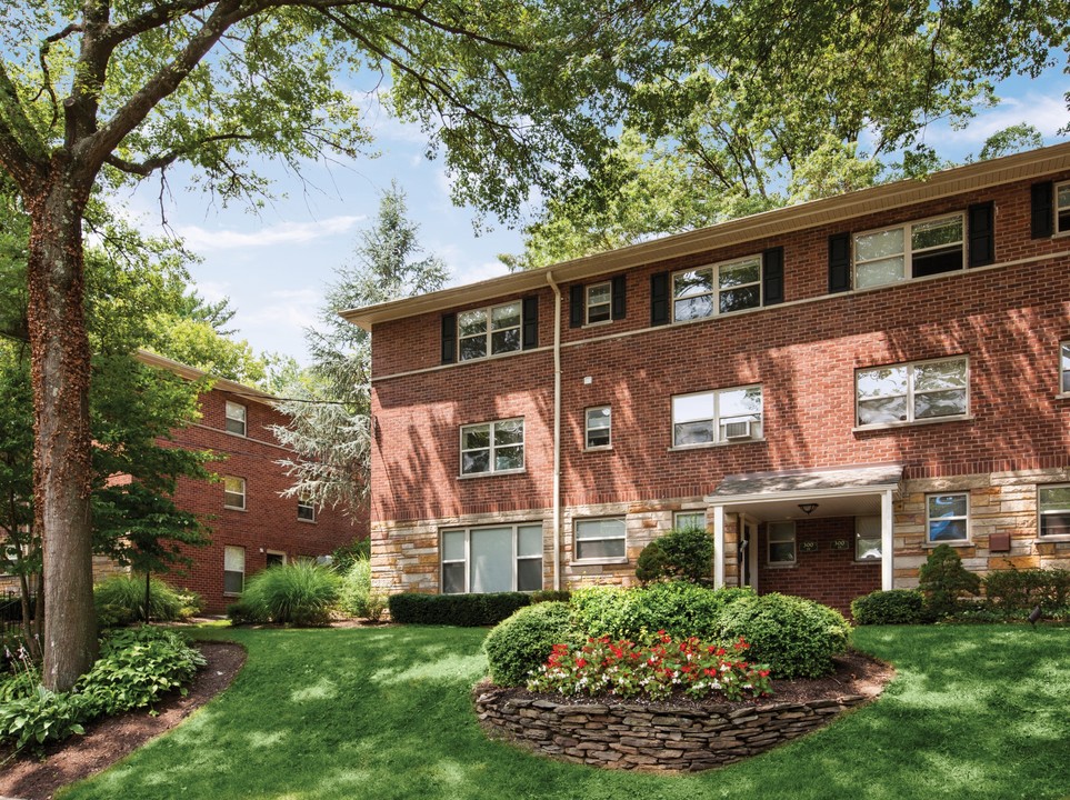 Oak Manor Apartments in Ridgewood, NJ - Building Photo