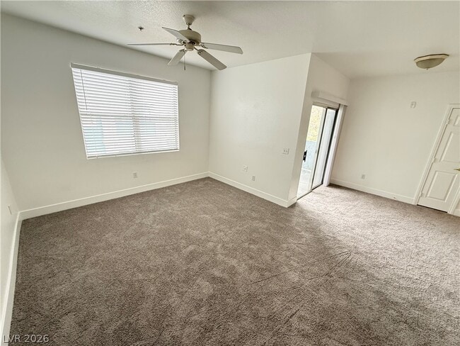 6955 N Durango Dr in Las Vegas, NV - Foto de edificio - Building Photo