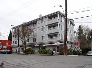 8626 Roosevelt Way NE in Seattle, WA - Building Photo - Building Photo