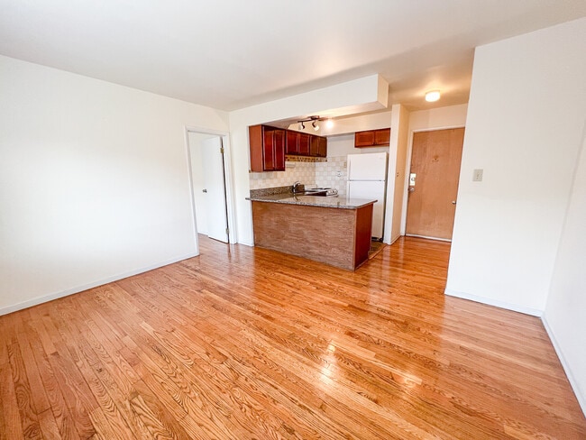 6106 N Kenmore Ave, Unit #311