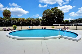 2000 Presidential Way in West Palm Beach, FL - Foto de edificio - Building Photo