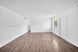 3265 Virginia St in Miami, FL - Foto de edificio - Building Photo