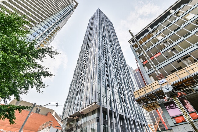 1 Yorkville Ave in Toronto, ON - Building Photo - Building Photo