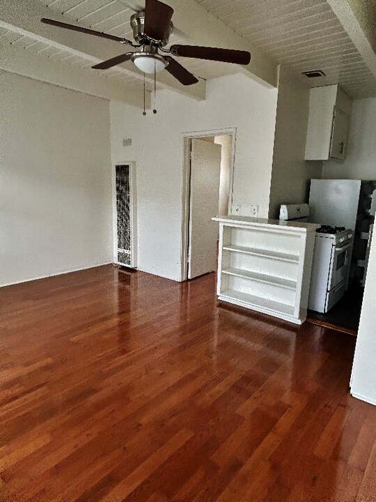 1909 Beachwood Dr in Los Angeles, CA - Building Photo