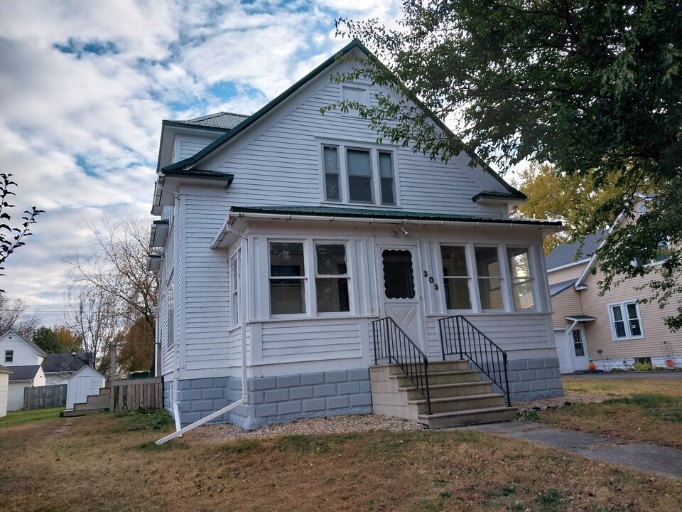 305 W Wenberg St in Dunnell, MN - Building Photo