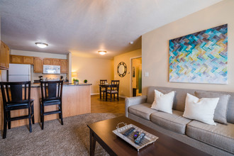 Polo Club Apartments - Unbeatable Location in West Des Moines, IA - Building Photo - Building Photo