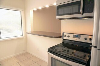 212 S E St in Santa Rosa, CA - Building Photo - Building Photo