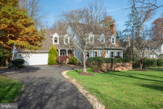 6621 Bradley Blvd in Bethesda, MD - Foto de edificio - Building Photo