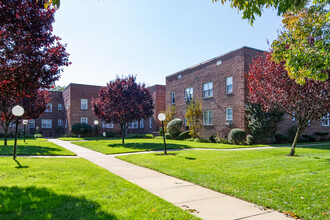 Hawthorne Gardens in Freeport, NY - Building Photo - Building Photo