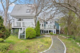 131 Hope St in Bristol, RI - Building Photo