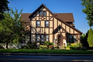 576 Scranton Ave in Lynbrook, NY - Building Photo