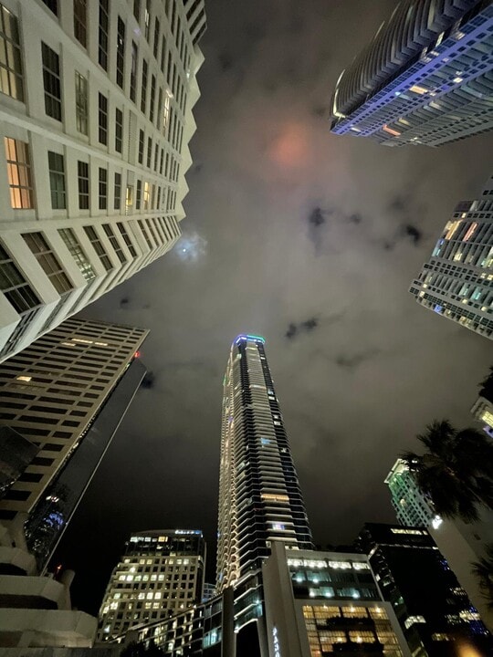 905 Brickell Bay Dr, Unit 1423 in Miami, FL - Foto de edificio