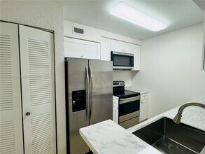 2851 N Oakland Forest Dr, Unit 110 in Oakland Park, FL - Foto de edificio - Building Photo