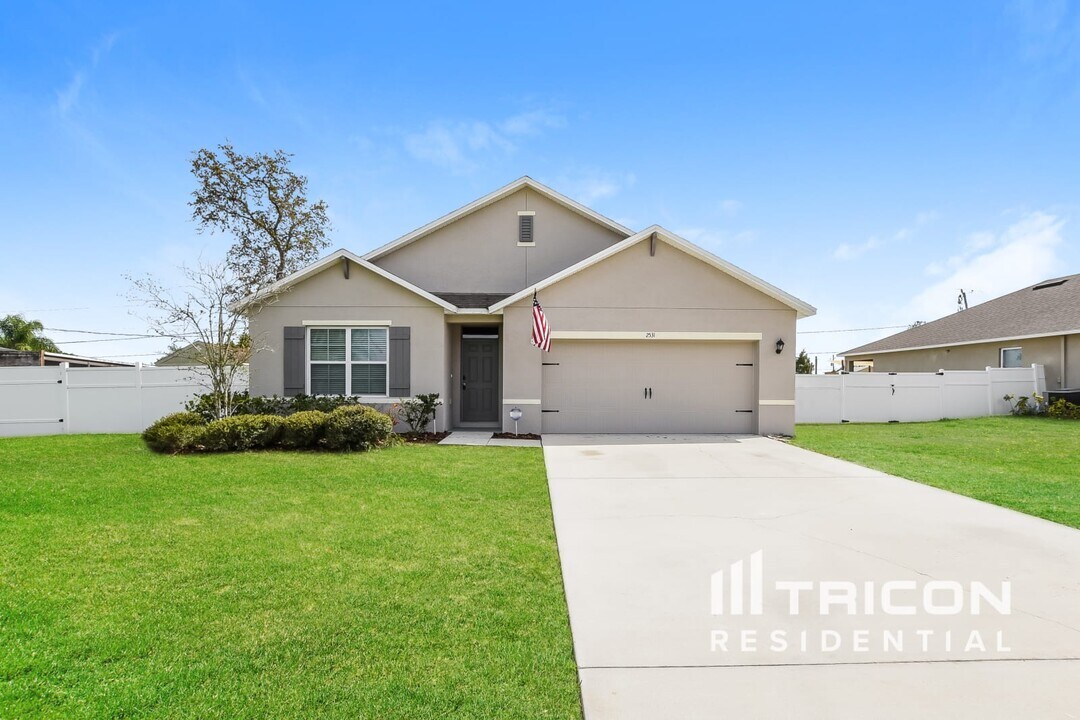 2531 Newmark Dr in Deltona, FL - Foto de edificio