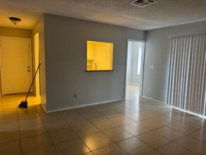 4590 Carriage Park Dr in Las Vegas, NV - Building Photo - Building Photo