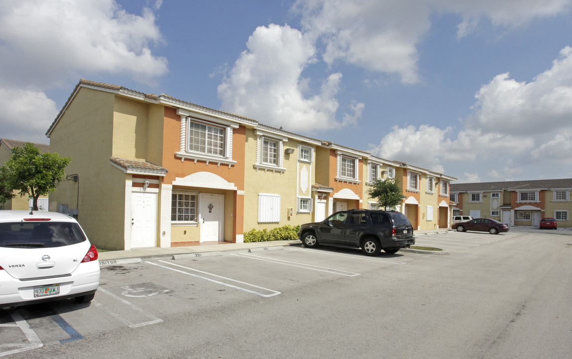 Garden View Villa Homes in Hialeah, FL - Building Photo