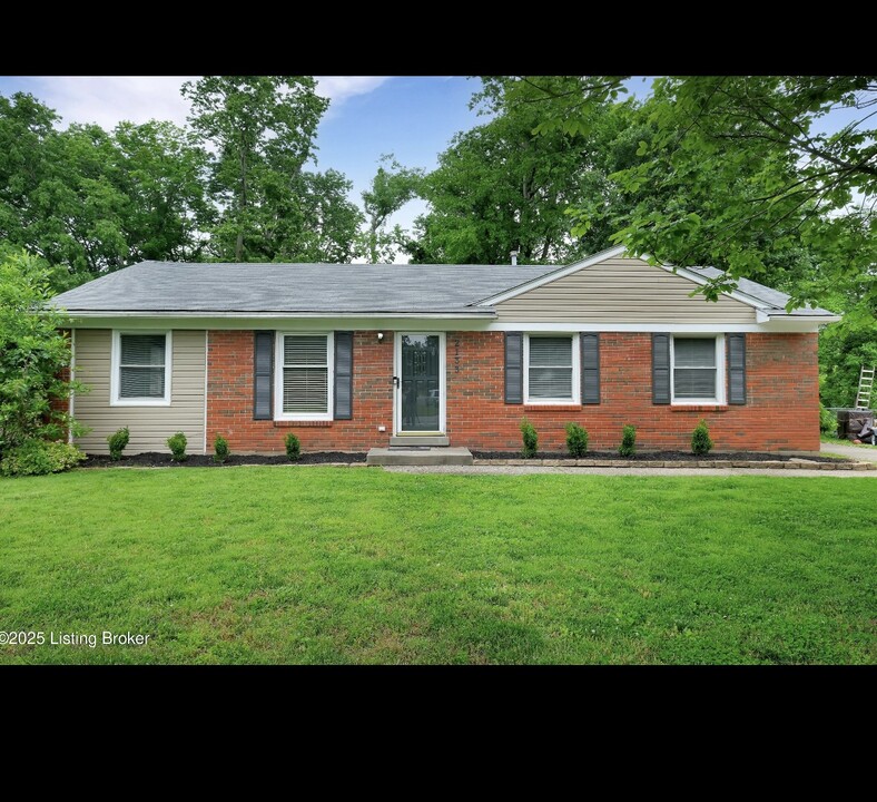 2133 Dogoon Dr in Louisville, KY - Building Photo