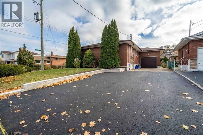 4 Starlight Ct in Hamilton, ON - Building Photo - Building Photo