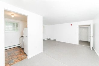 Colonial Commons in Coraopolis, PA - Building Photo - Building Photo
