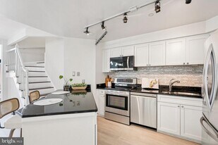 1301 N Courthouse Rd in Arlington, VA - Building Photo