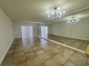 13685 NE 10th Ave, Unit 411 in North Miami, FL - Building Photo - Building Photo
