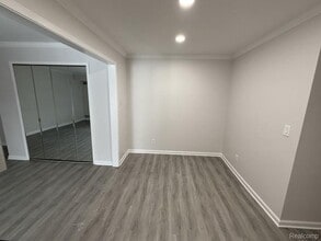 250 E Thirteen Mile Rd in Madison Heights, MI - Building Photo - Building Photo