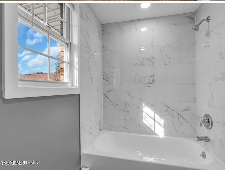 364 Westwood Ave, Unit 64 in Long Branch, NJ - Foto de edificio