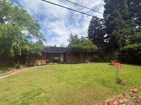 2511 Larkspur Ln in Sacramento, CA - Building Photo