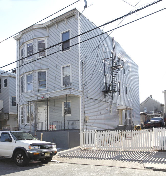 204 Geneva St in Elizabeth, NJ - Foto de edificio - Building Photo