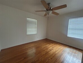 7738 Dixie Dr in Houston, TX - Foto de edificio - Building Photo