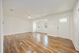 6043 Lyndhurst Dr in Houston, TX - Building Photo - Building Photo