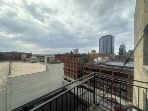 239 E Chicago St in Milwaukee, WI - Foto de edificio - Building Photo