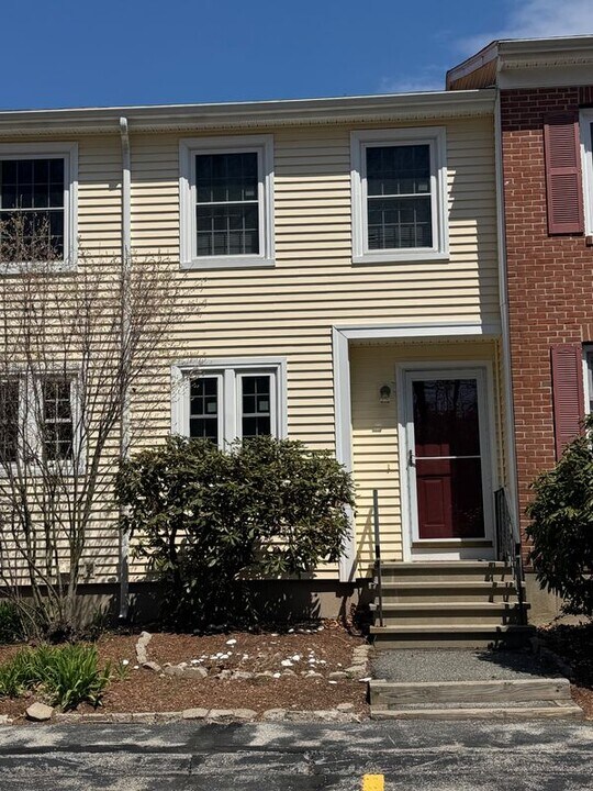 123 Fox Hollow Way in Manchester, NH - Building Photo